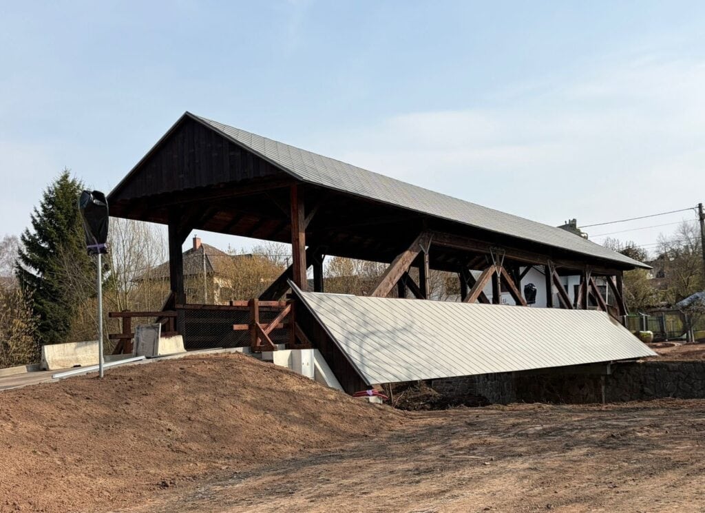 Impregnované dřevo pro venkovní konstrukce a altány s dlouhou životností.